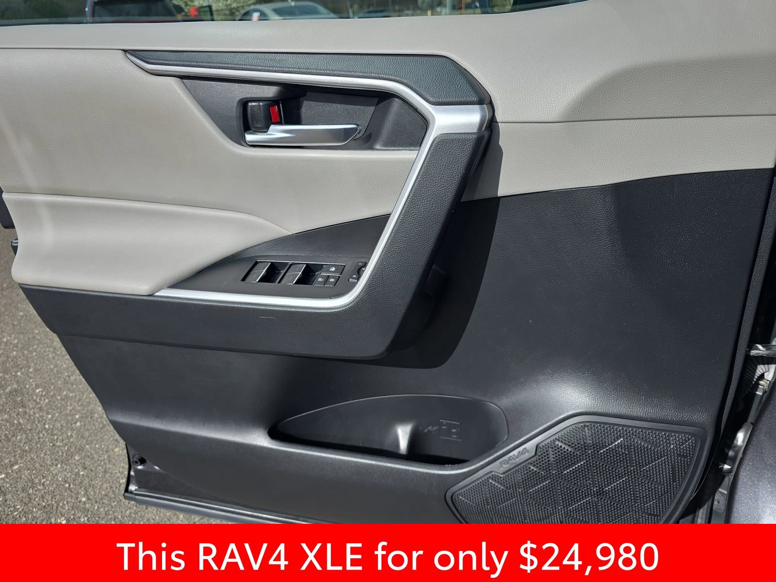 Used 2022 Toyota RAV4 XLE image 33