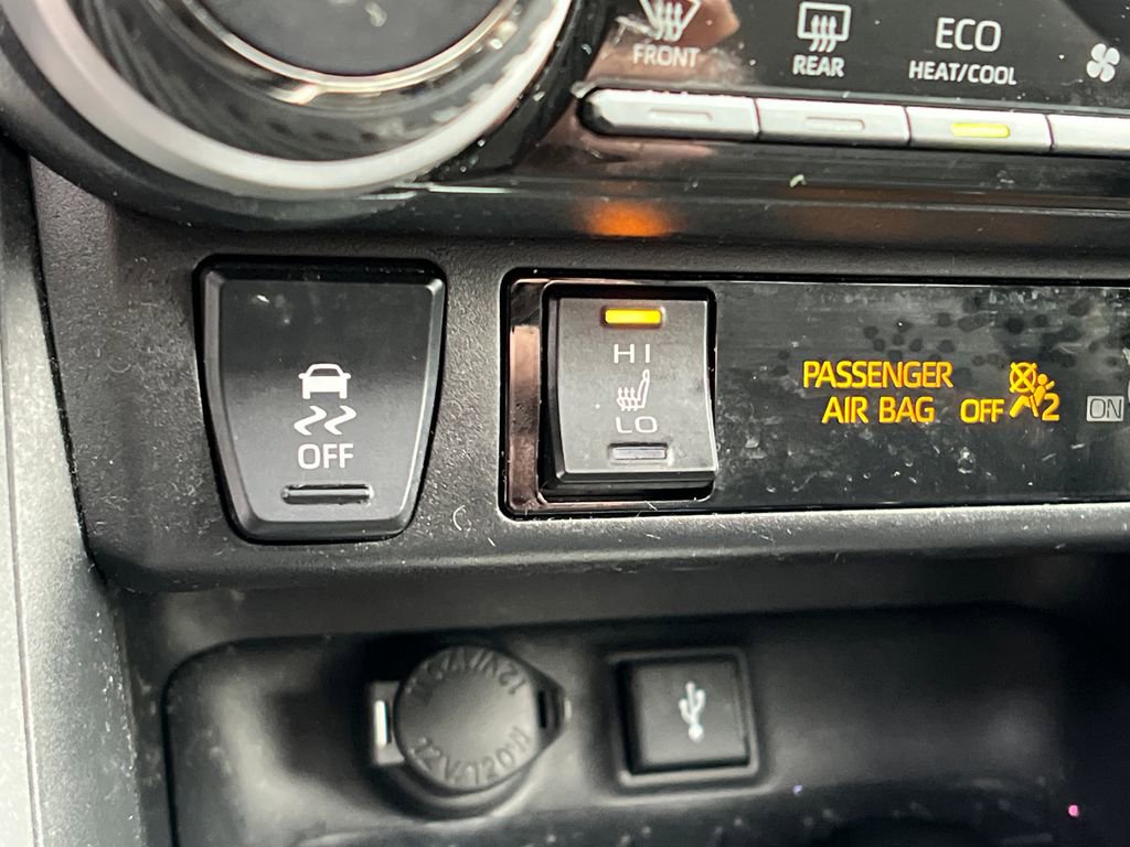 Used 2022 Toyota RAV4 XLE Premium image 29