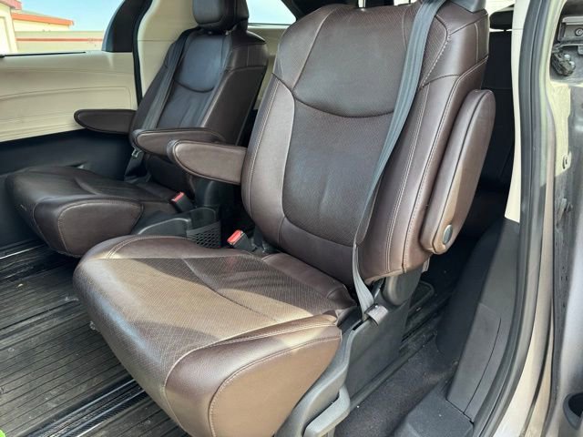 Used 2021 Toyota Sienna Platinum image 7