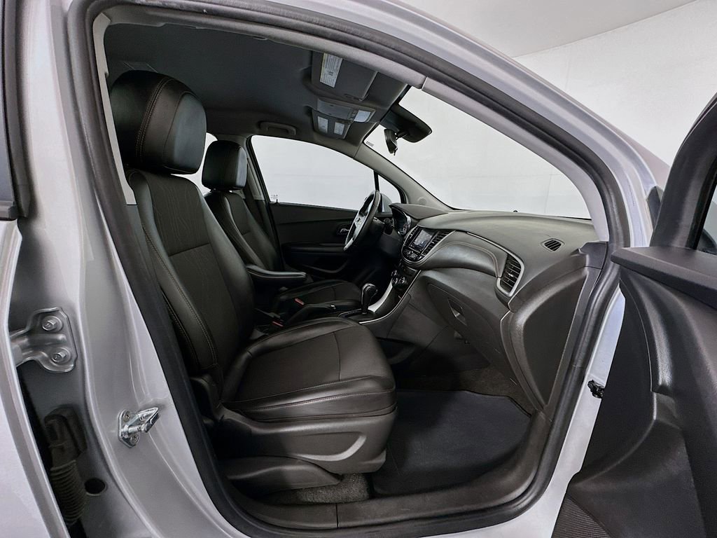 Used 2021 Chevrolet Trax LT w/ LT Convenience Package image 26