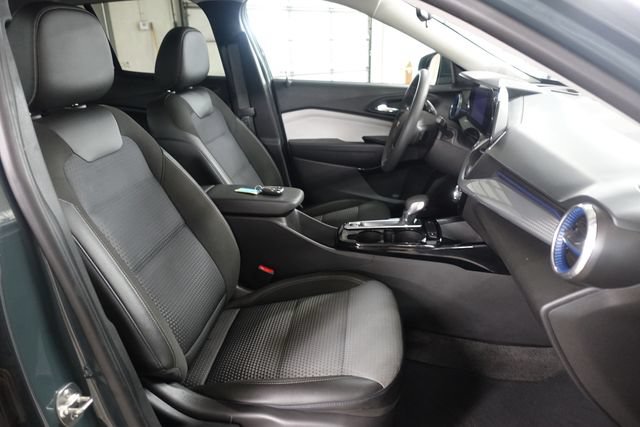 Used 2025 Chevrolet Trax LT FWD image 25
