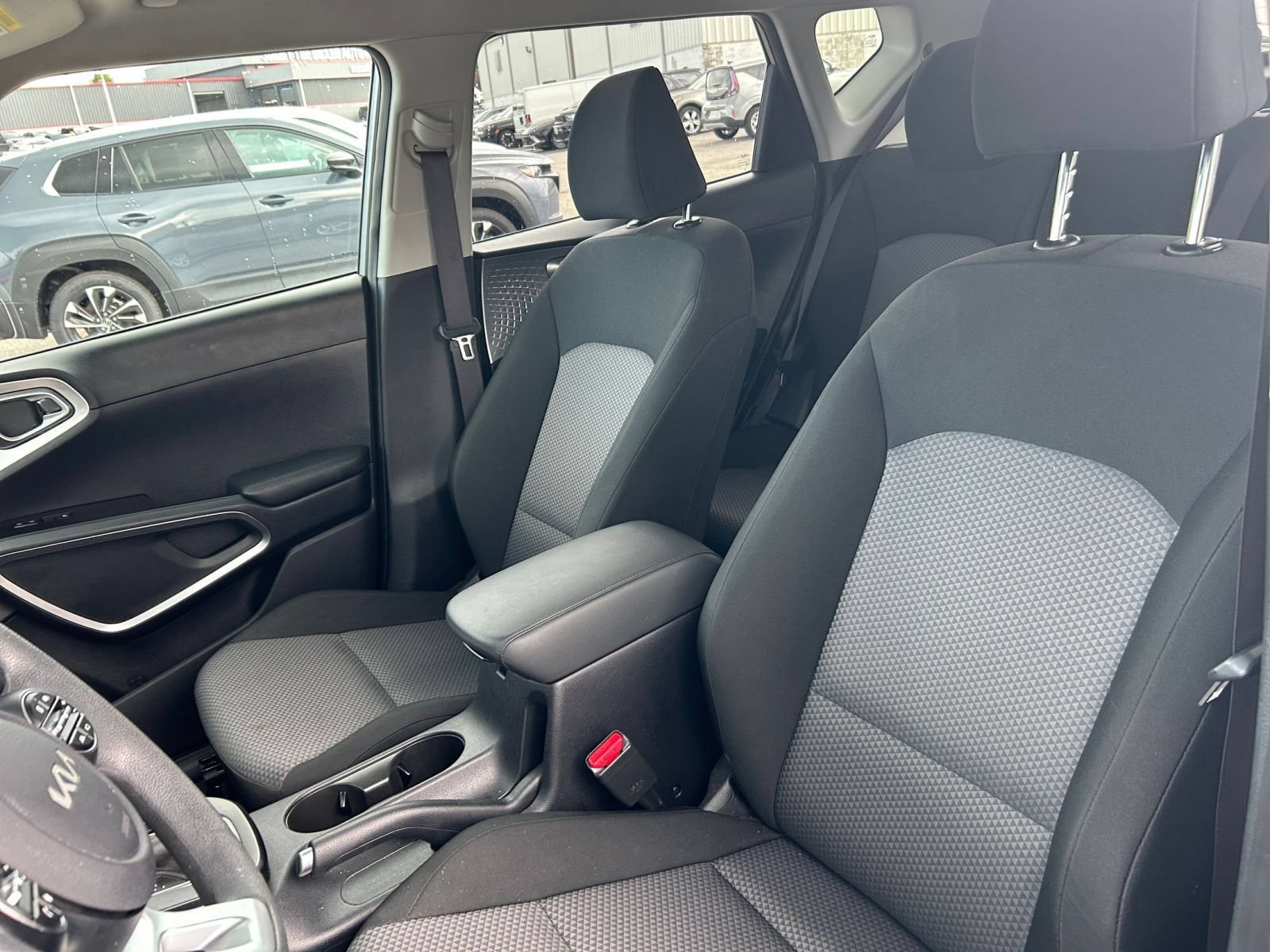 Used 2025 Kia Soul LX w/ LX Technology Package FWD image 31