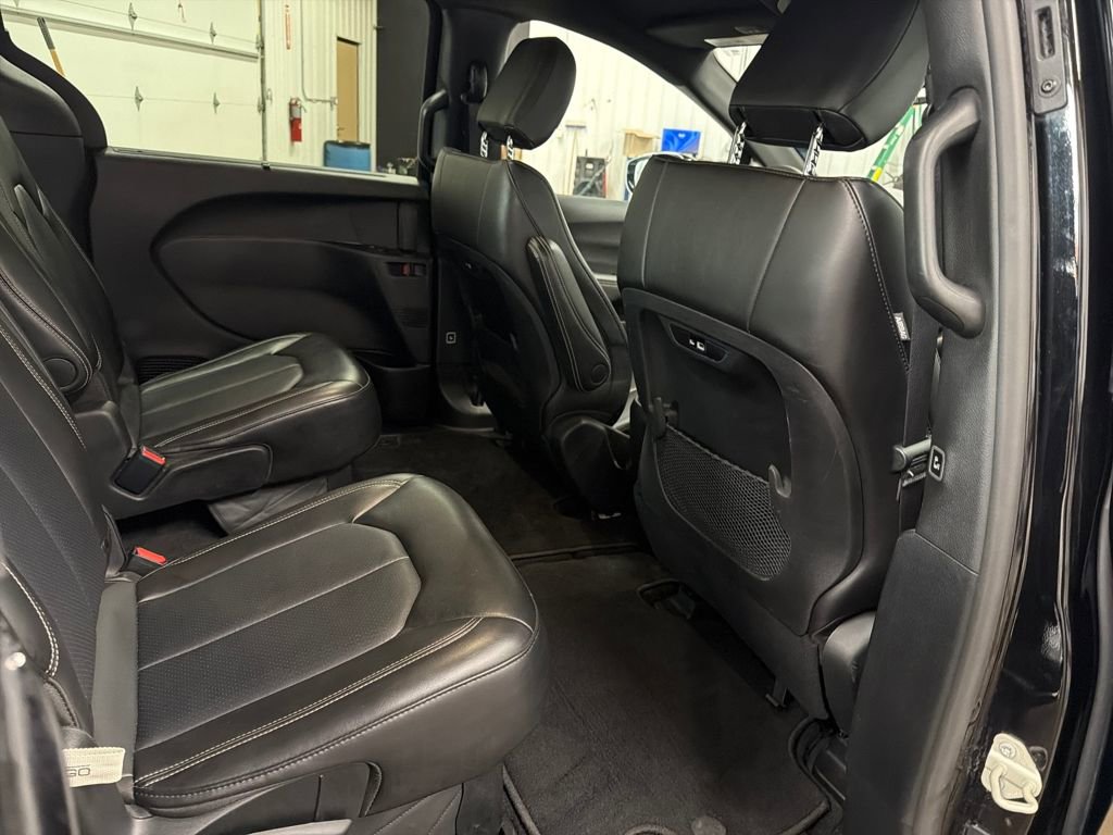 Used 2025 Chrysler Pacifica Select image 18