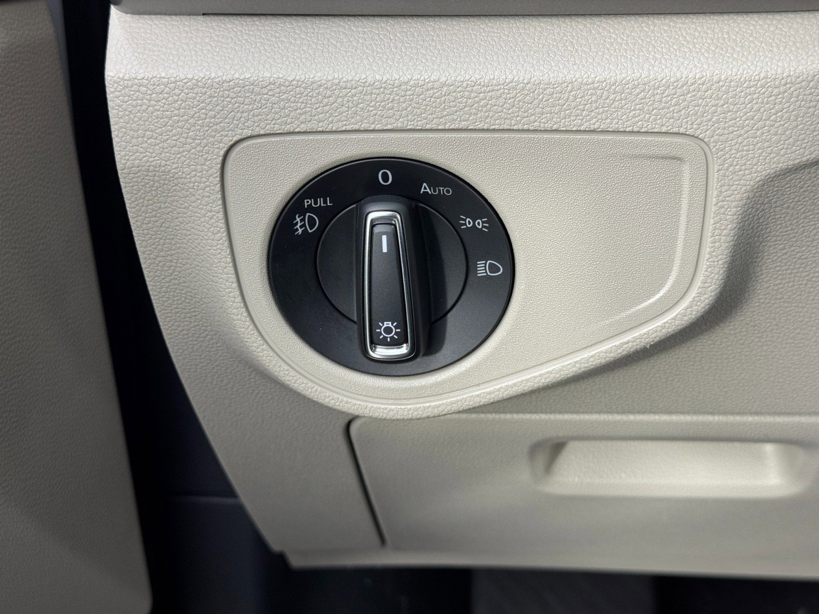 Used 2019 Volkswagen Atlas SE w/ Towing Package image 16