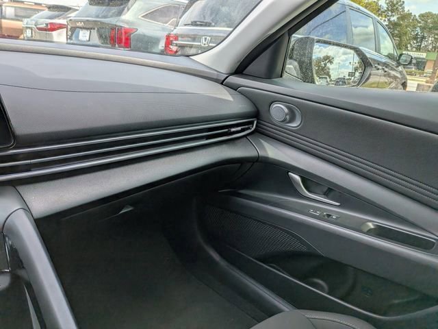Certified 2025 Hyundai Elantra SEL FWD image 16