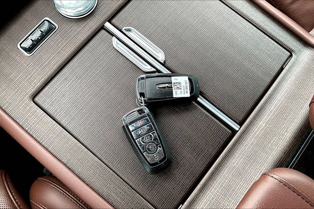 Used 2025 Lincoln Navigator L Reserve AWD/4WD image 36
