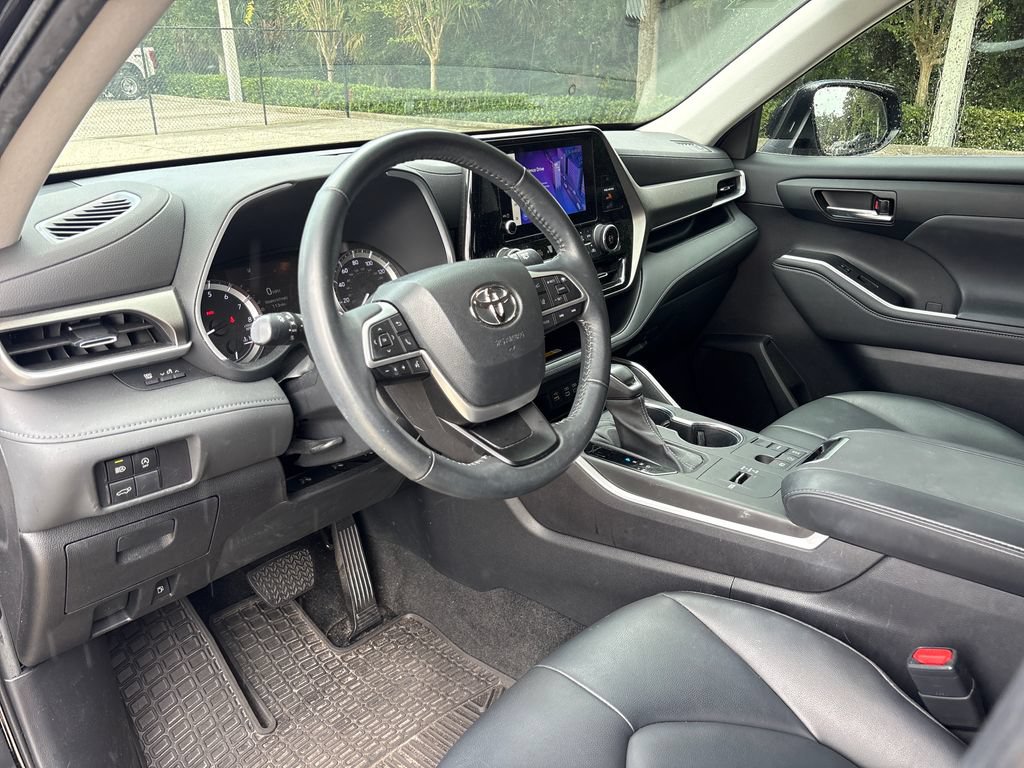 Used 2023 Toyota Highlander XLE FWD image 6