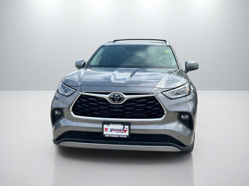 Certified 2025 Toyota Highlander Platinum AWD/4WD image 2