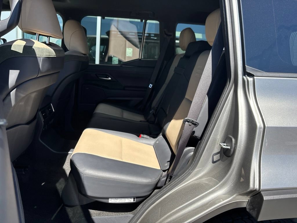 Used 2025 Lexus GX 550 w/ Accessory Package (CT) AWD/4WD image 13