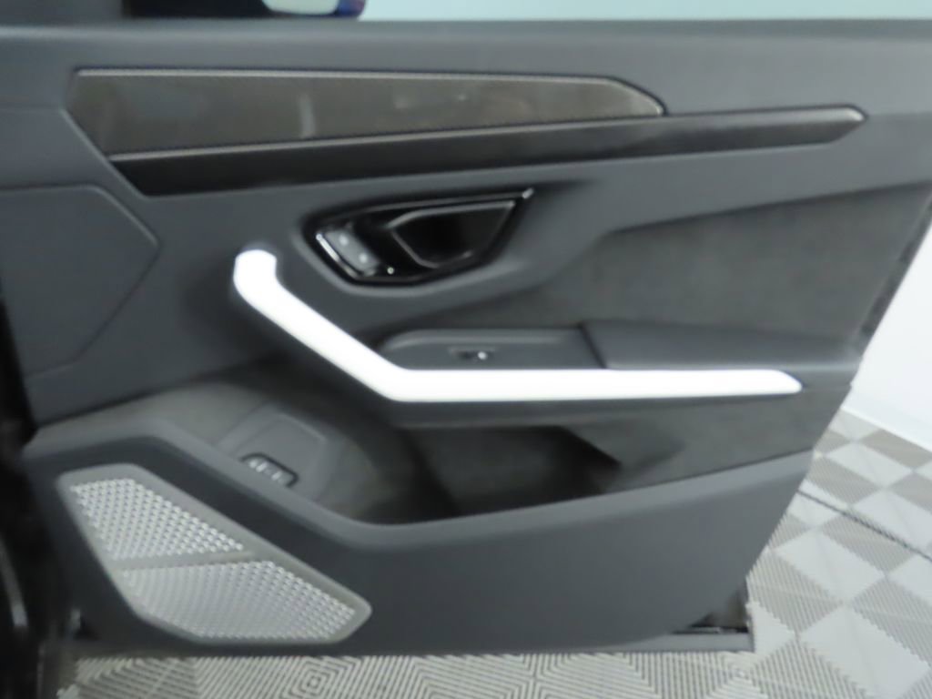 Used 2025 Lamborghini Urus SE image 26