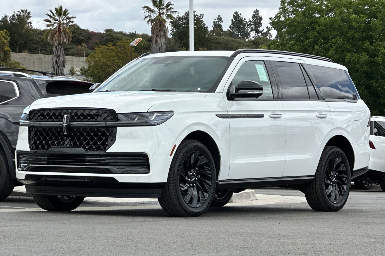 New 2026 Lincoln Navigator Reserve w/ Jet Appearance Package AWD/4WD image 7