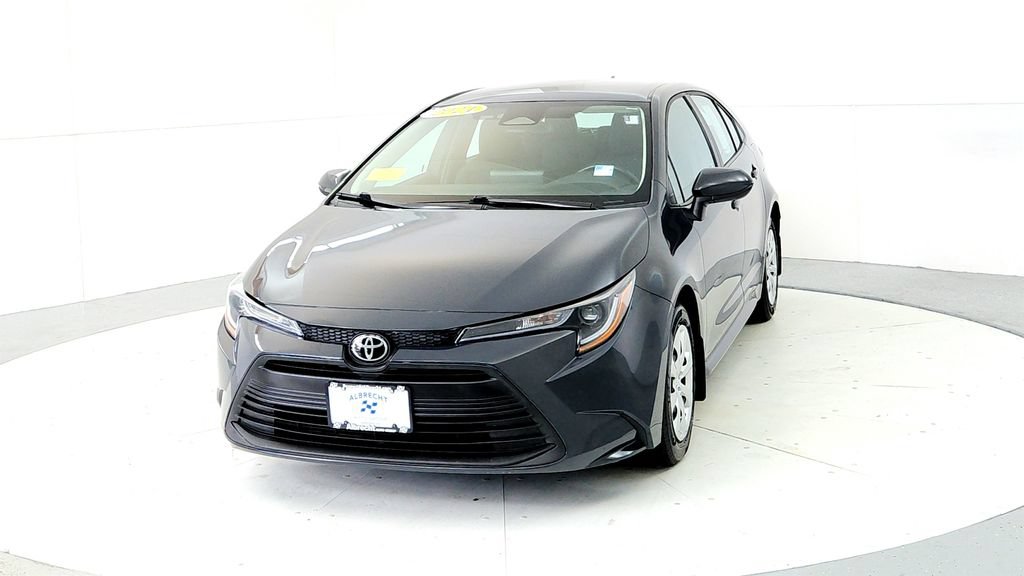 Used 2024 Toyota Corolla LE FWD image 2