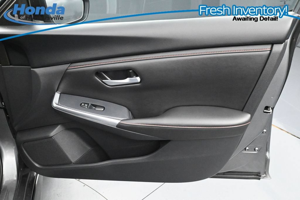 Used 2025 Nissan Sentra SR FWD image 14