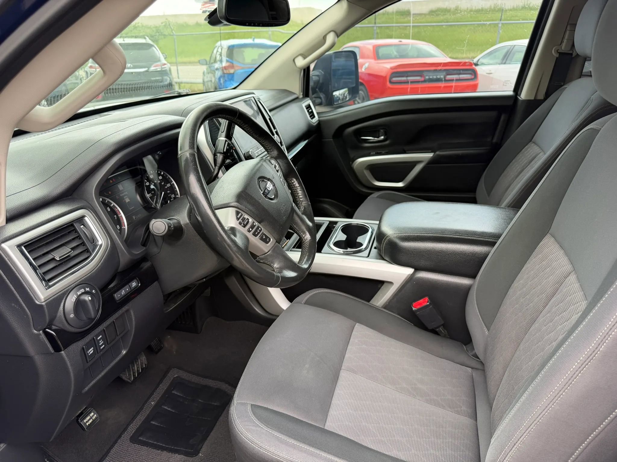Used 2021 Nissan Titan SV w/ SV Convenience Package image 10