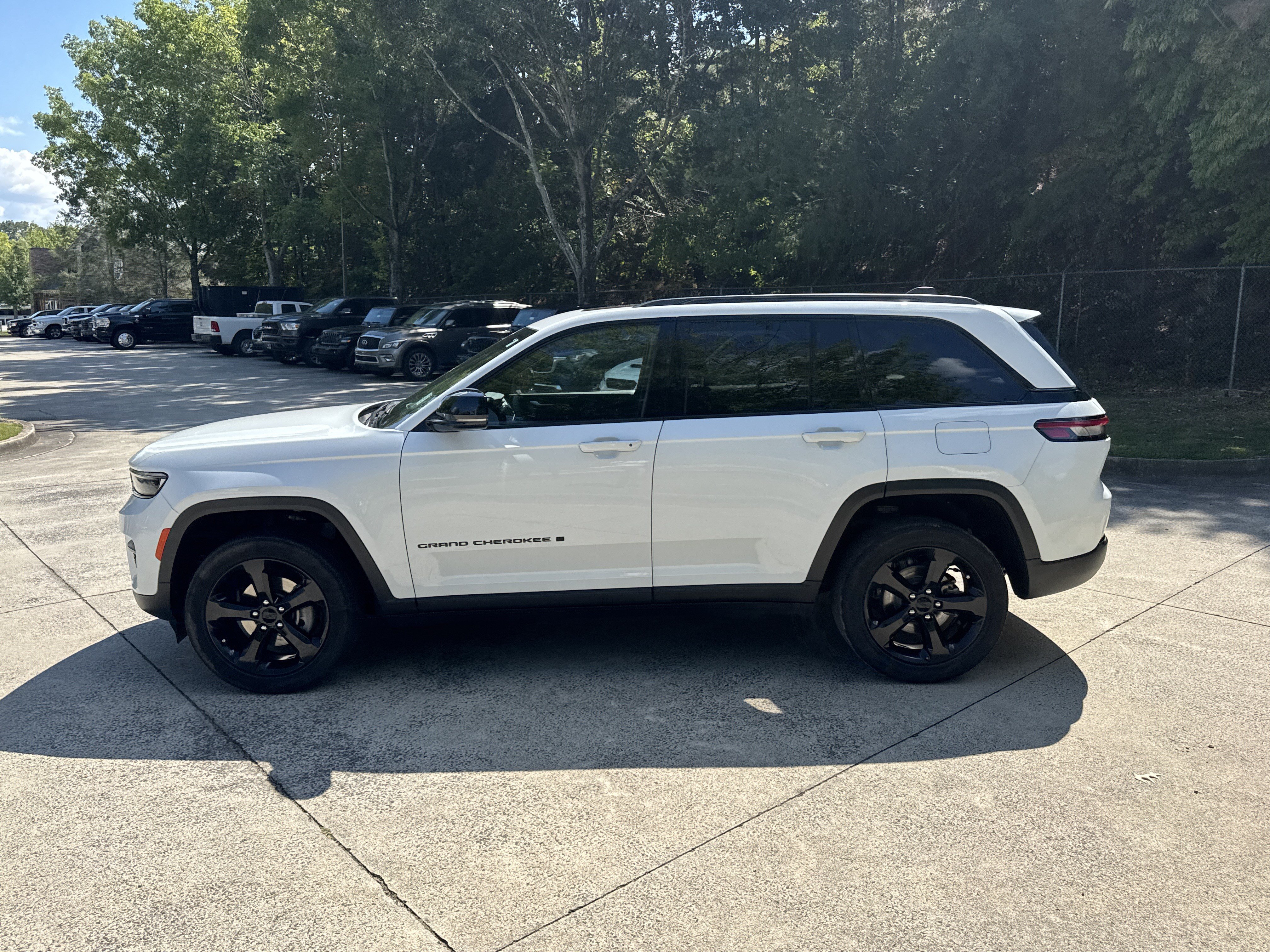 Used 2023 Jeep Grand Cherokee Altitude AWD/4WD image 4