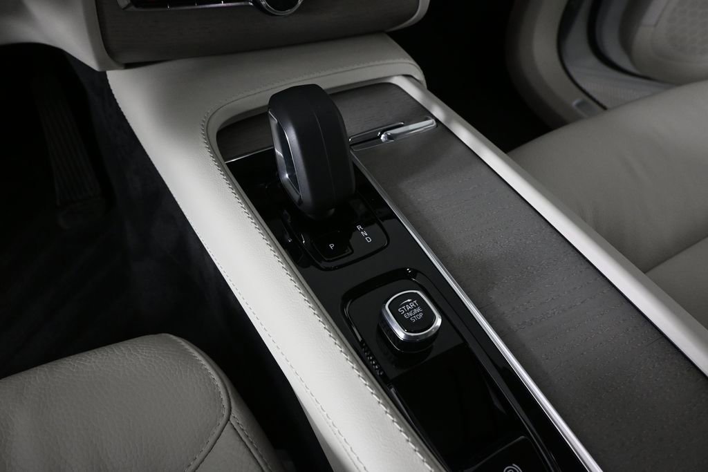 Used 2025 Volvo XC90 B5 Plus w/ Protection Package Premier AWD/4WD image 13