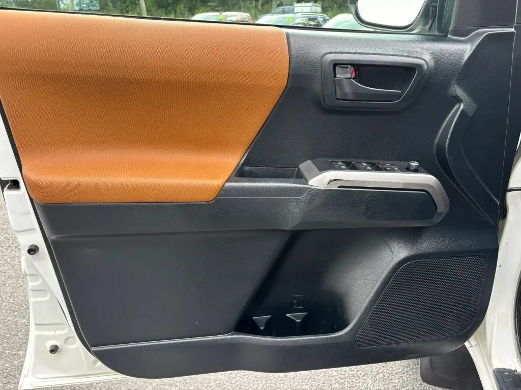 Used 2016 Toyota Tacoma SR5 w/ SR5 Appearance Package (SN) AWD/4WD image 12