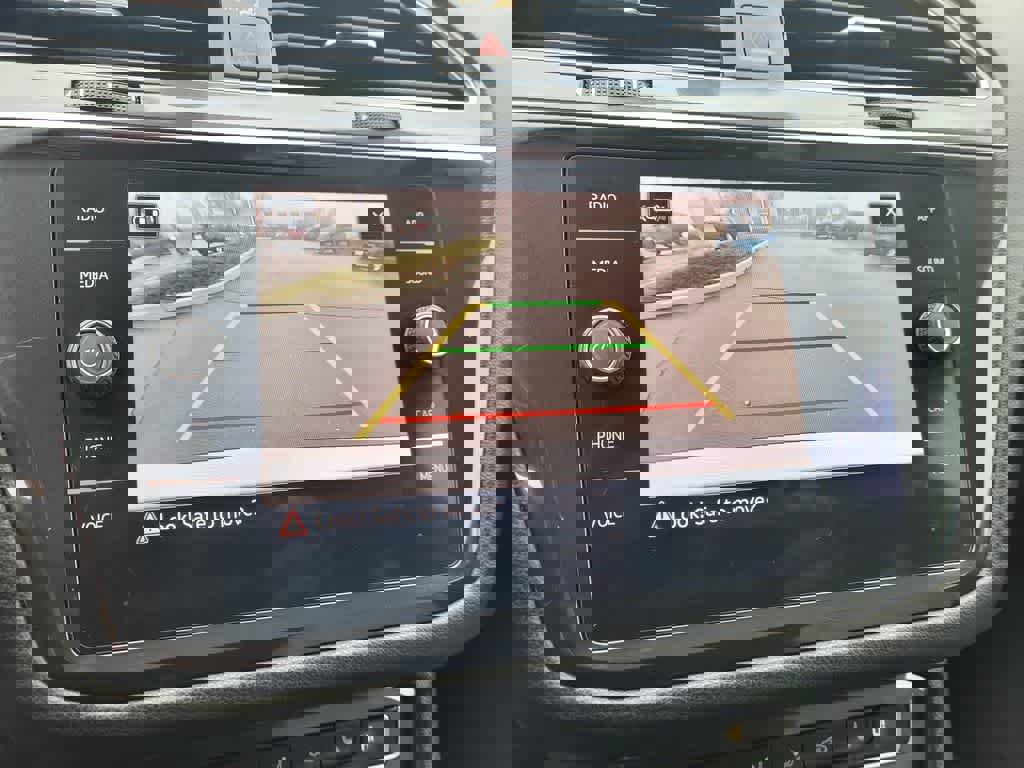 Used 2021 Volkswagen Tiguan SE w/ Panoramic Sunroof Package image 11