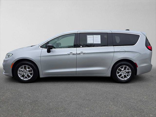 Used 2024 Chrysler Pacifica Touring-L FWD image 6
