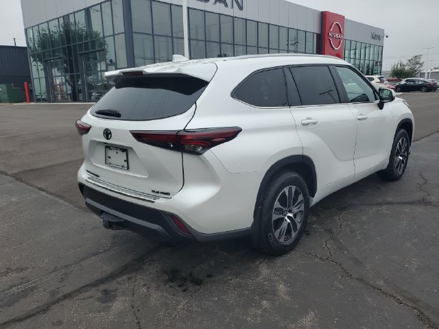 Used 2024 Toyota Highlander XLE AWD/4WD image 4