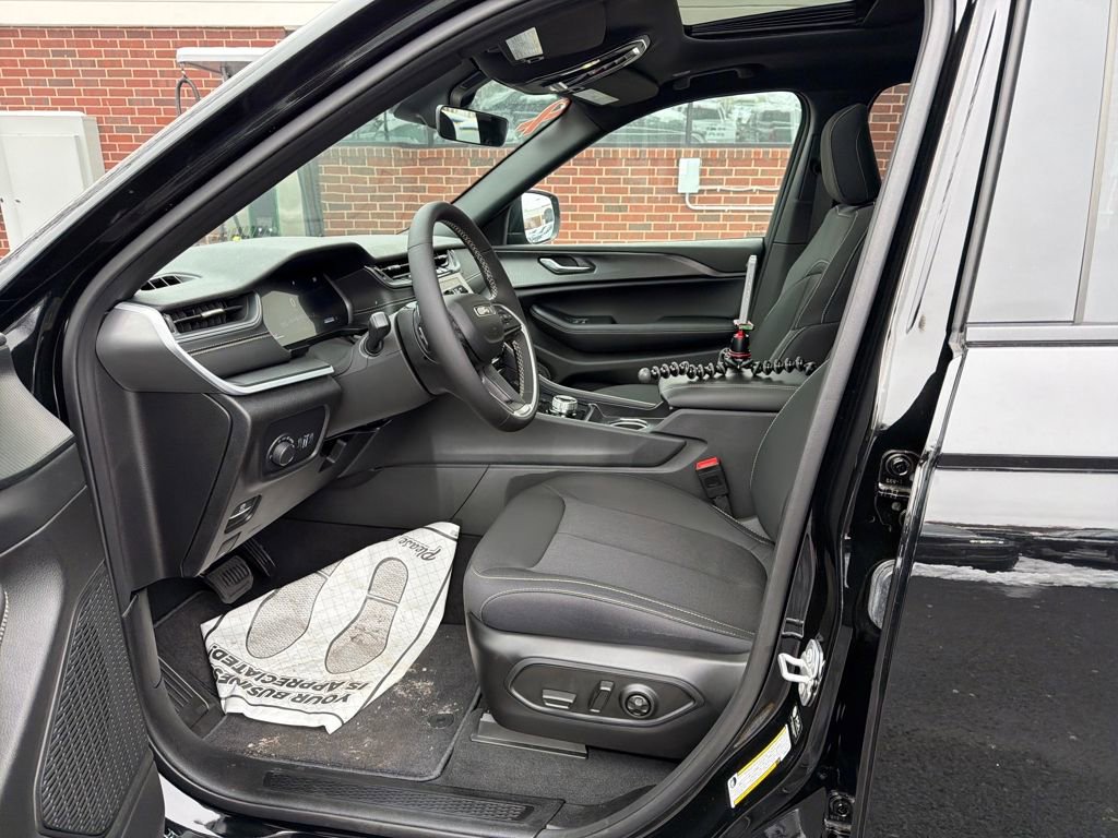 New 2025 Jeep Grand Cherokee L Laredo w/ Luxury Tech Group I image 11