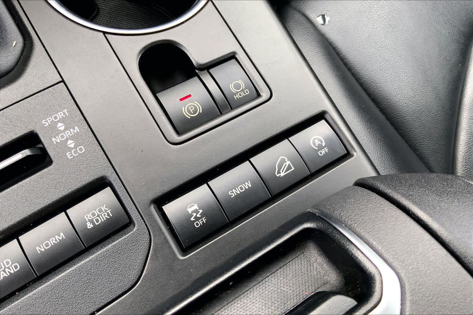 Used 2020 Toyota Highlander XLE AWD/4WD image 32