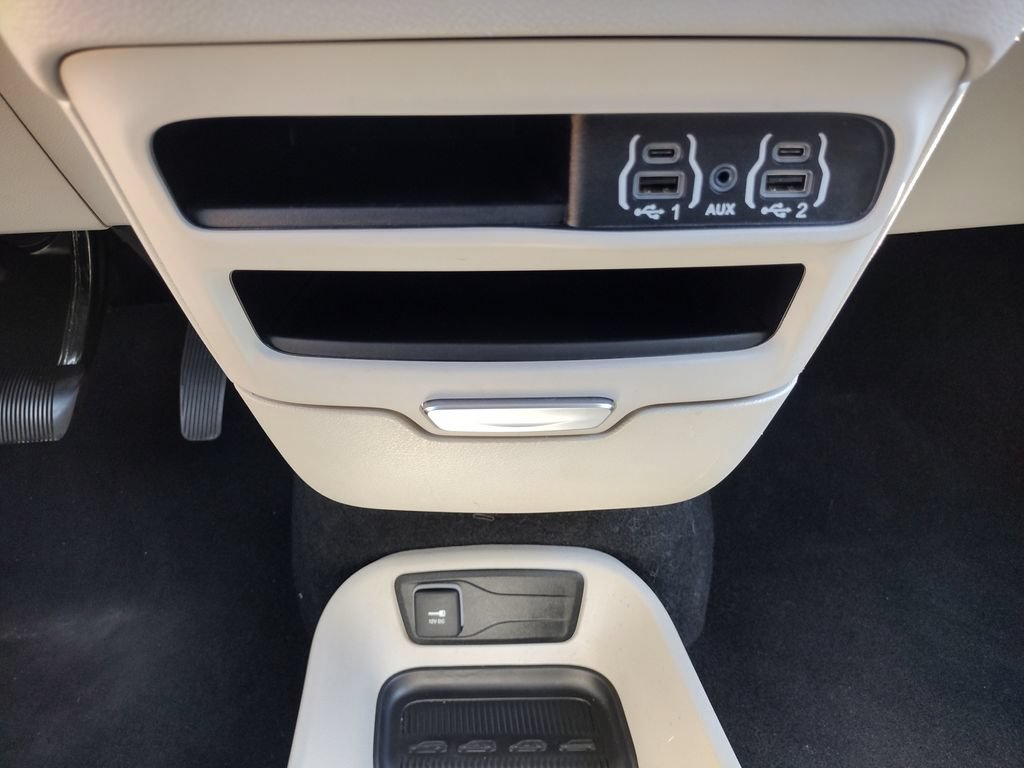 Used 2023 Chrysler Pacifica Touring-L FWD image 32