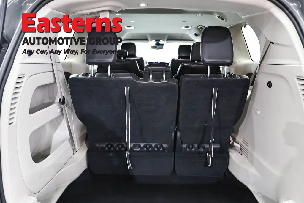 Used 2023 Chrysler Pacifica Touring-L FWD image 9