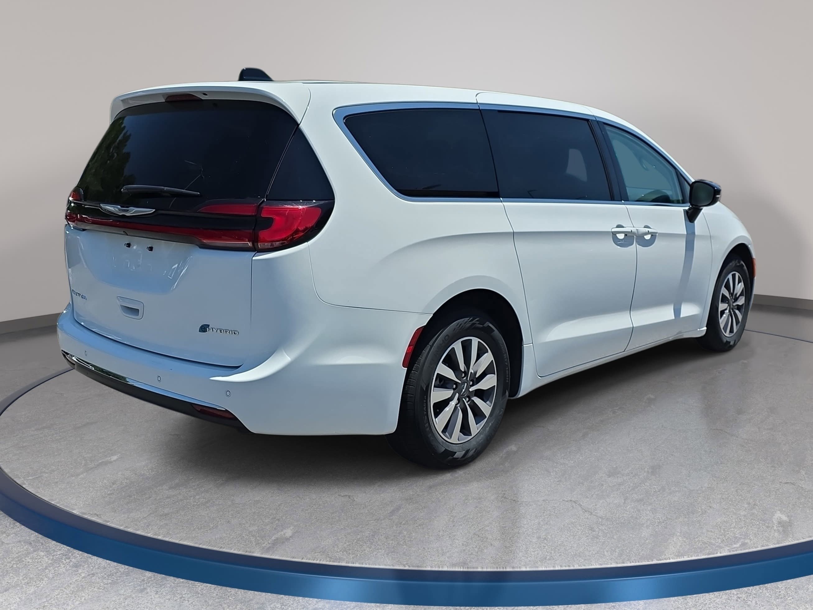 Used 2024 Chrysler Pacifica Limited FWD image 5