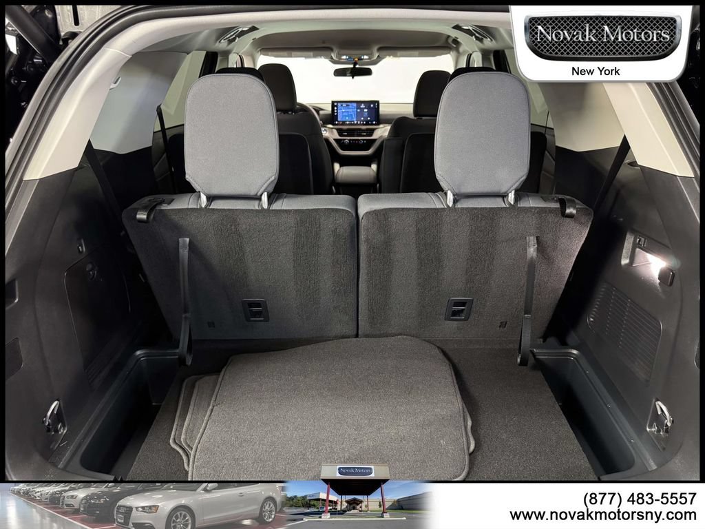 Used 2025 Ford Explorer Active AWD/4WD image 12