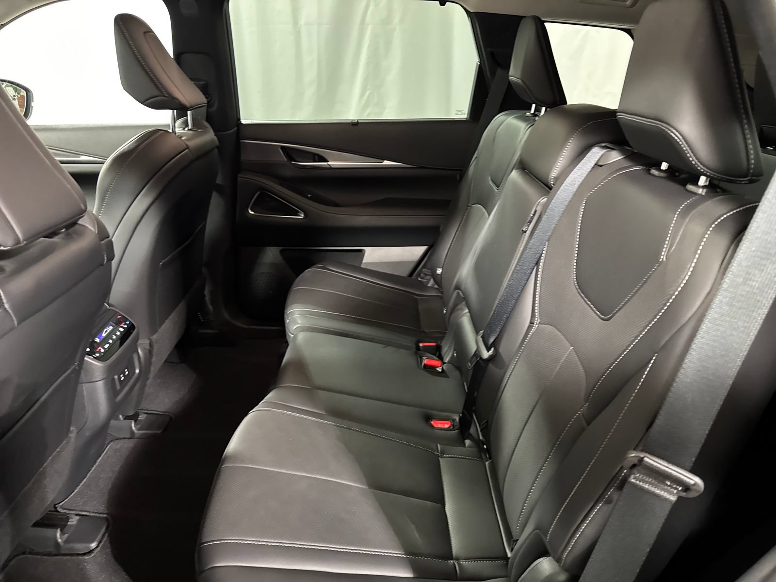 Certified 2026 INFINITI QX60 Luxe w/ Family Package AWD/4WD image 5