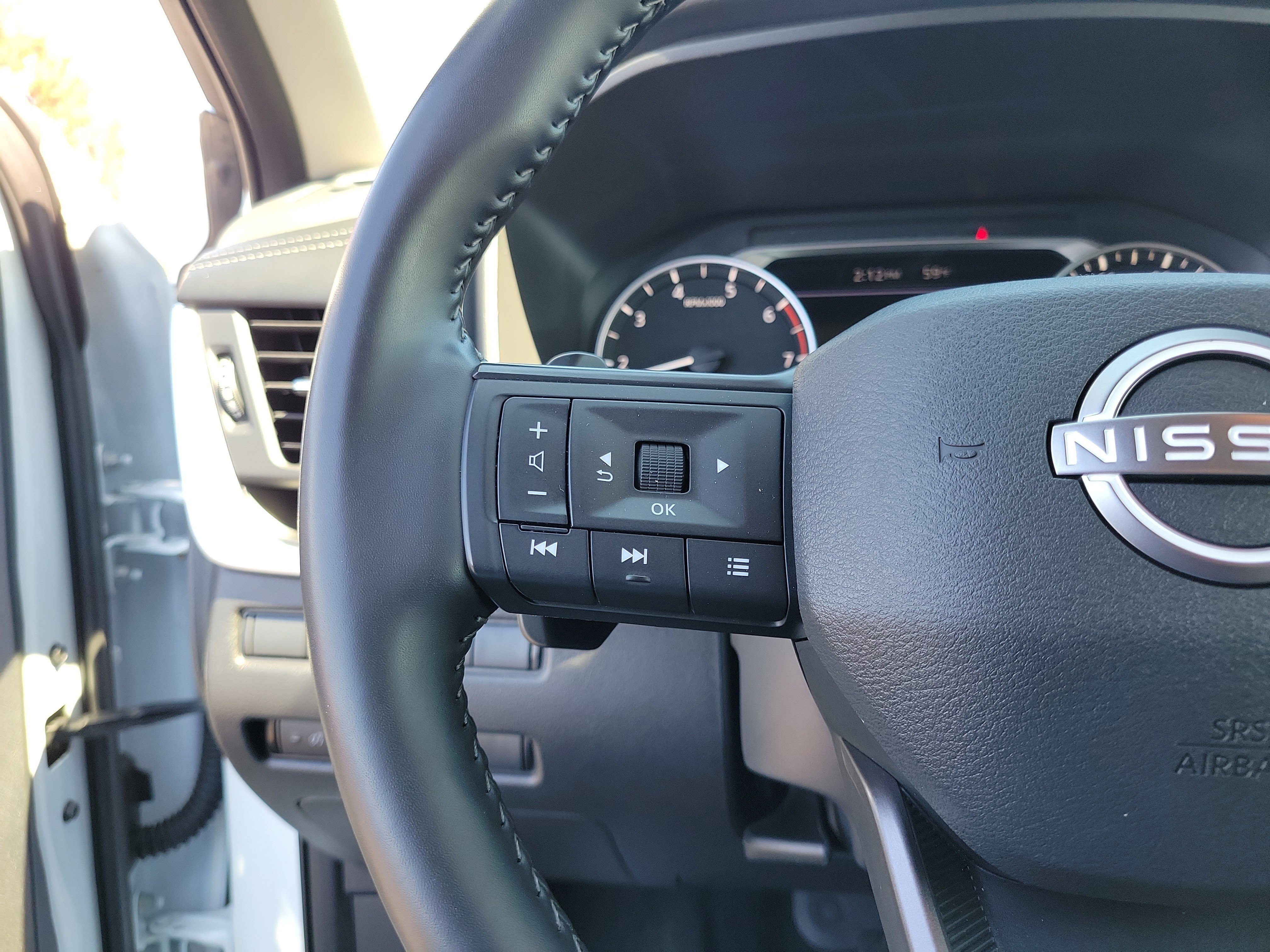 Used 2025 Nissan Rogue SV AWD/4WD image 22