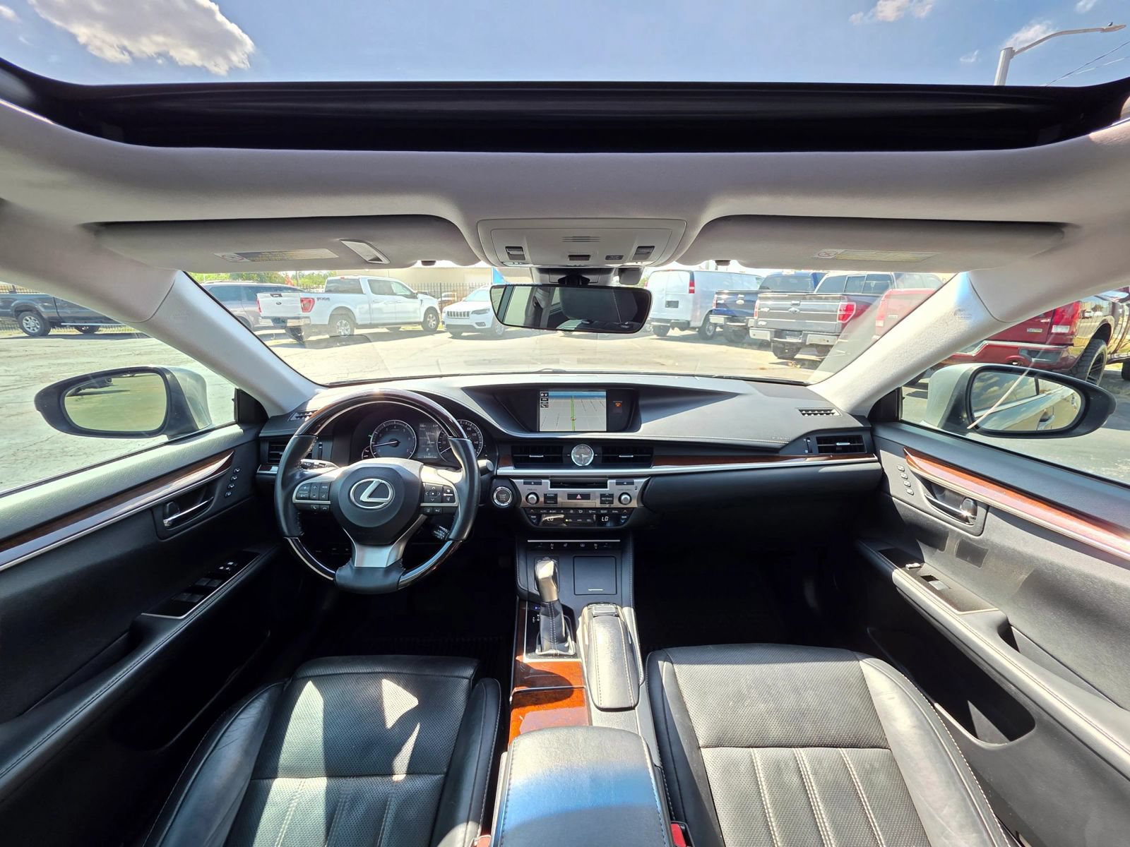 Used 2018 Lexus ES 350 w/ Ultra Luxury Package FWD image 2