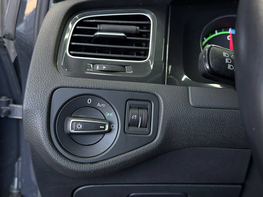 Used 2019 Volkswagen e-Golf SE w/ Driver Assistance Package FWD image 17