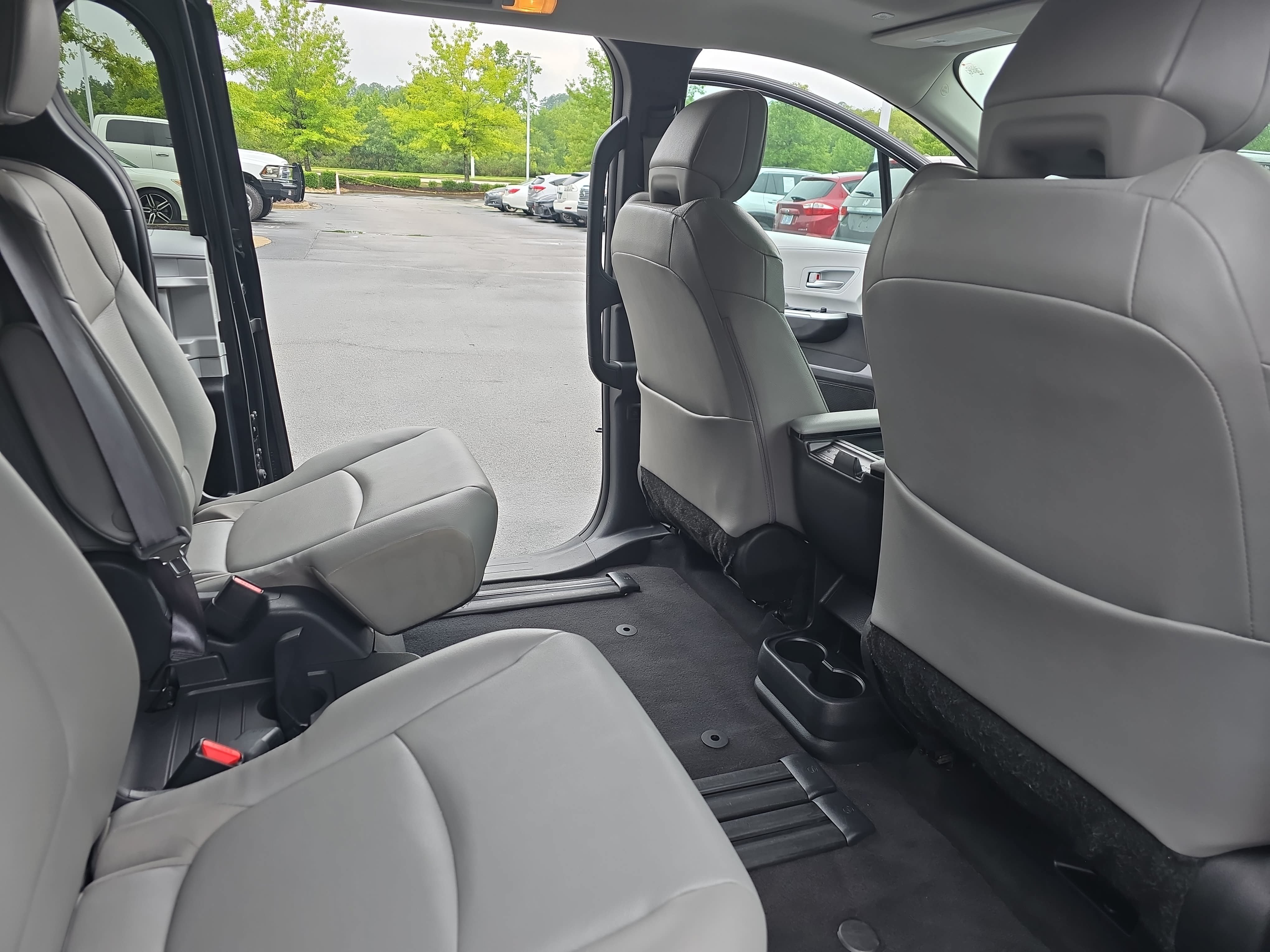 Used 2025 Toyota Sienna XLE FWD image 11