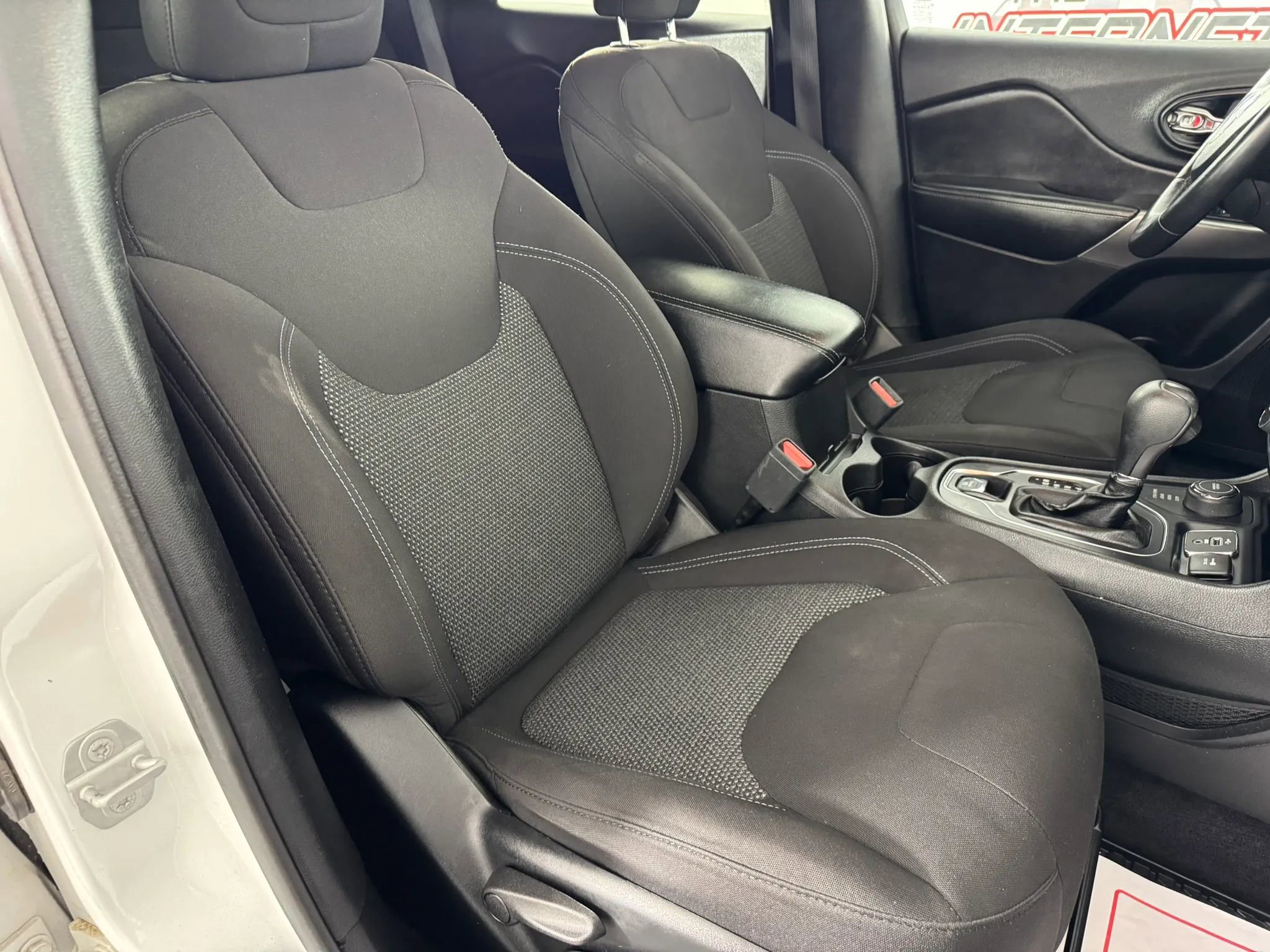 Used 2019 Jeep Cherokee Latitude w/ Cold Weather Group AWD/4WD image 32