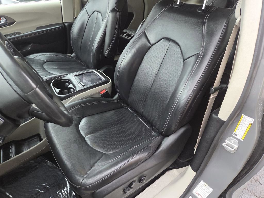 Used 2022 Chrysler Pacifica Touring-L image 22