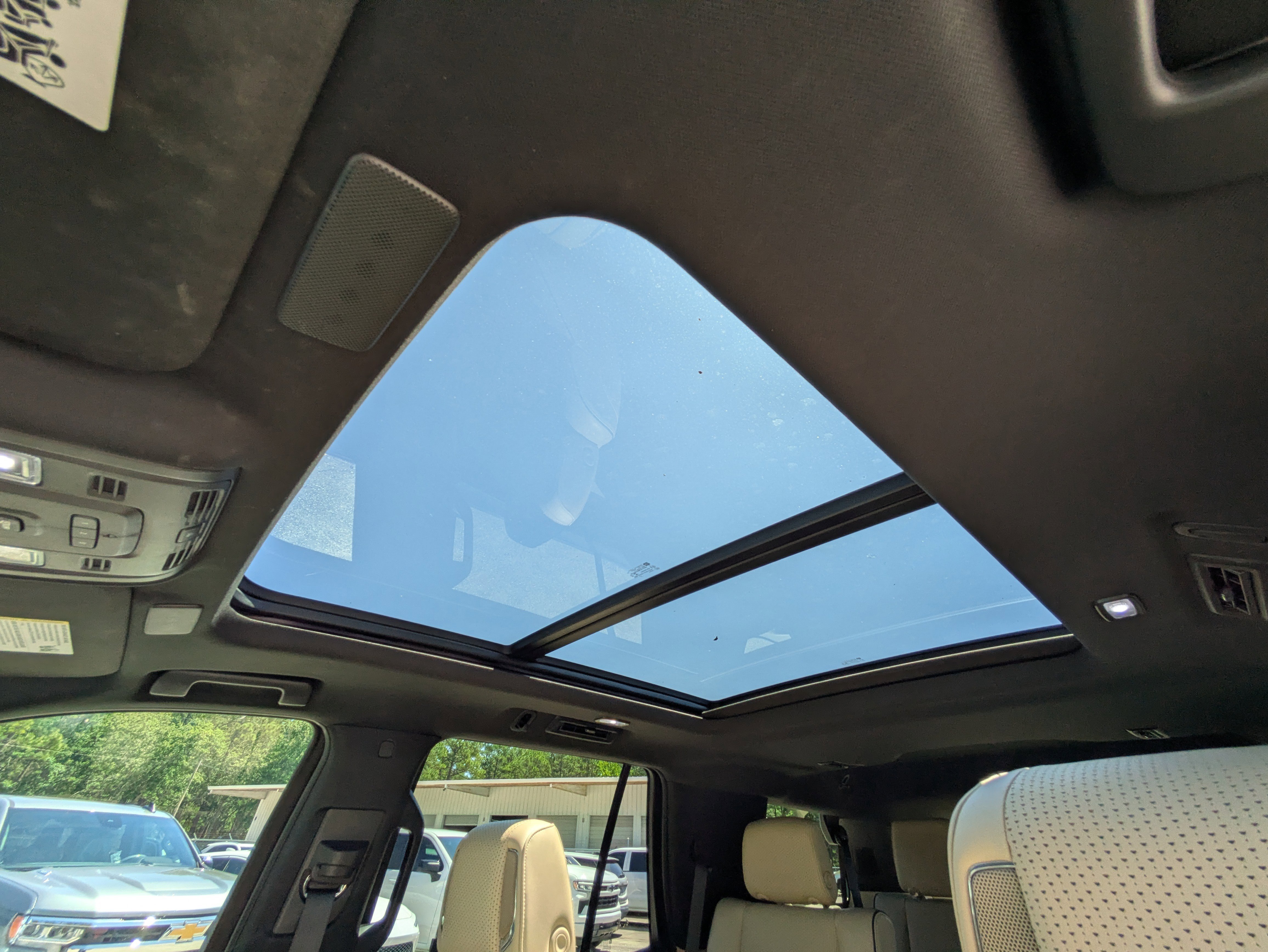 Used 2021 Cadillac Escalade Premium Luxury AWD/4WD image 15