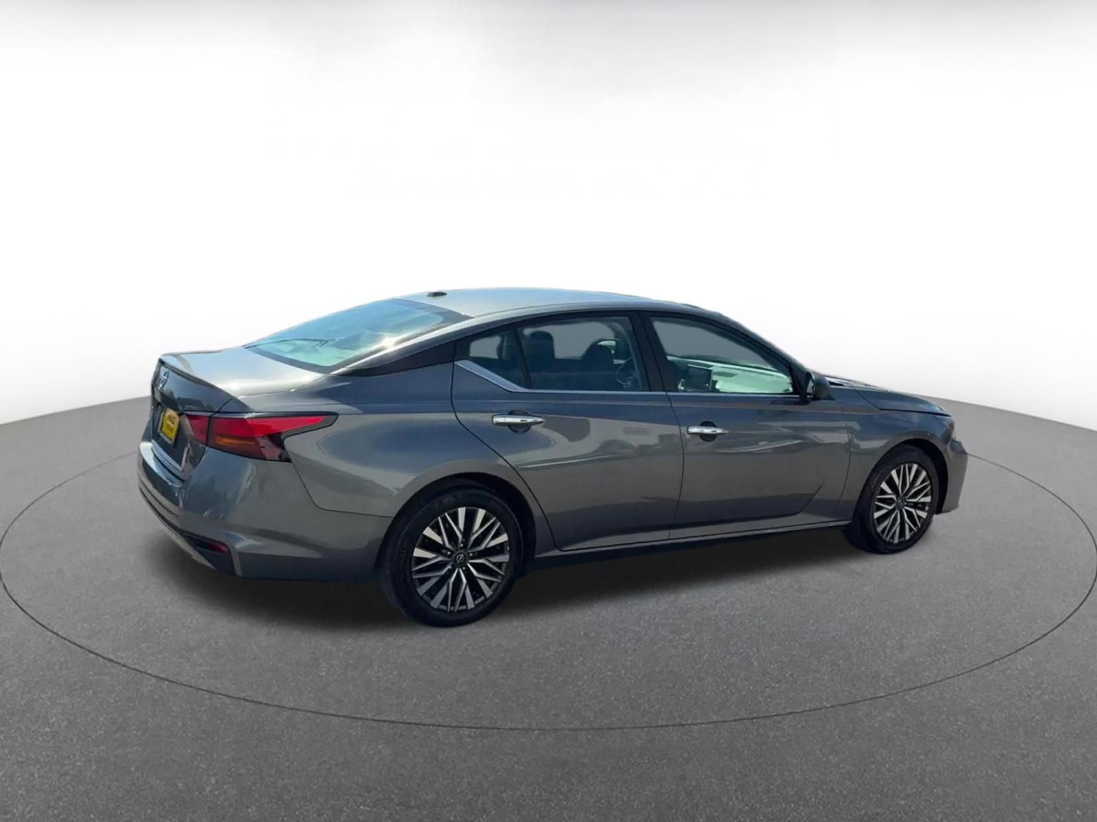 Used 2025 Nissan Altima 2.5 SV FWD image 14