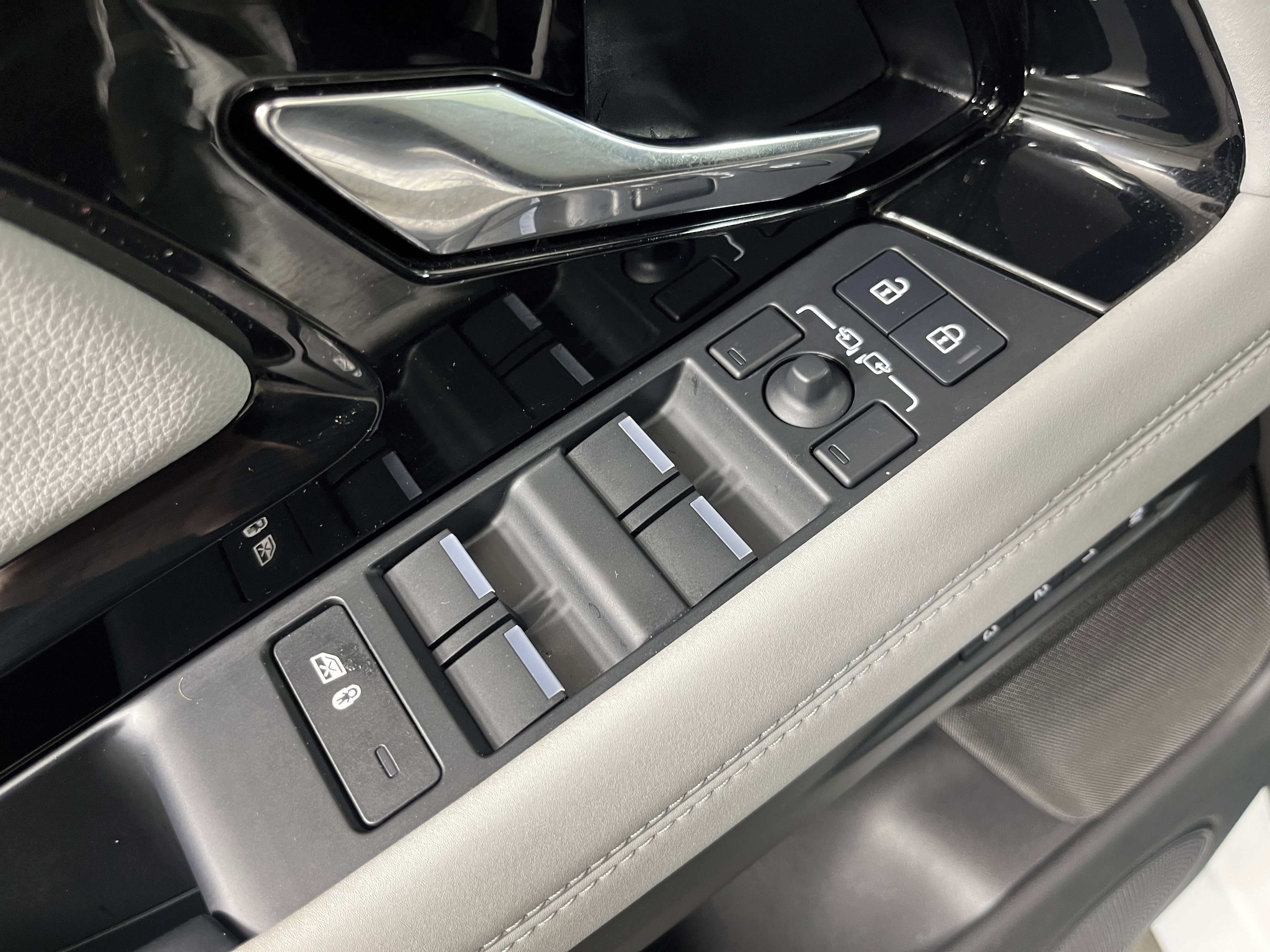 Used 2023 Land Rover Range Rover Evoque R-Dynamic SE image 19