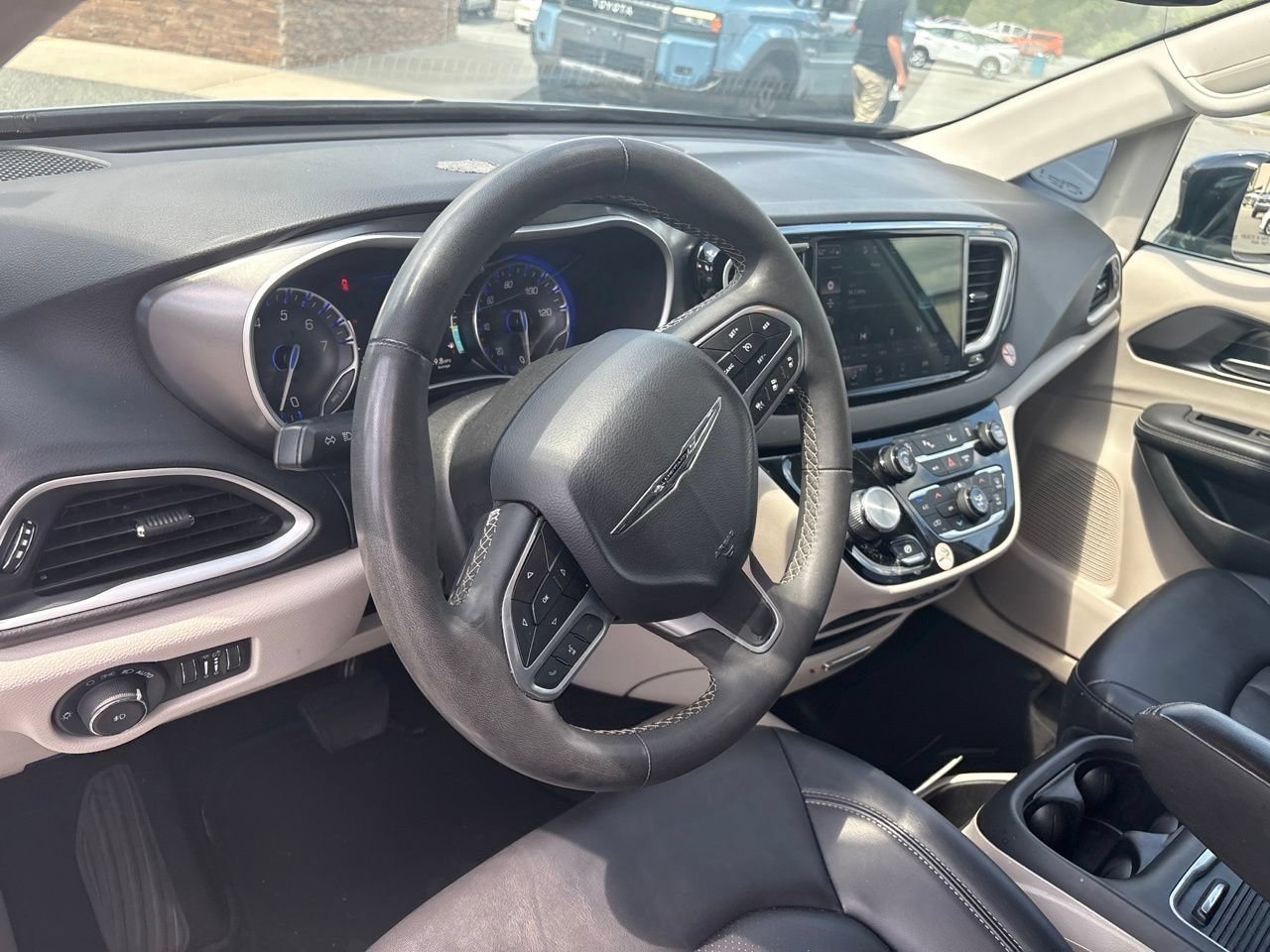 Used 2024 Chrysler Pacifica Touring-L FWD image 2