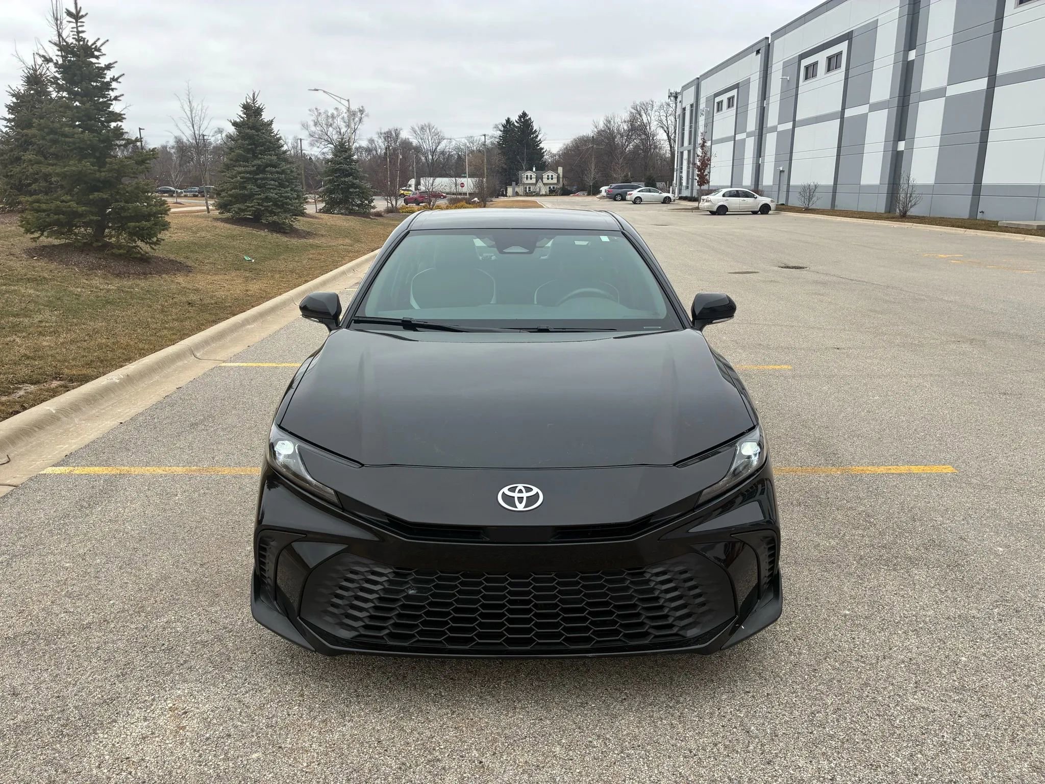 Used 2025 Toyota Camry SE image 2