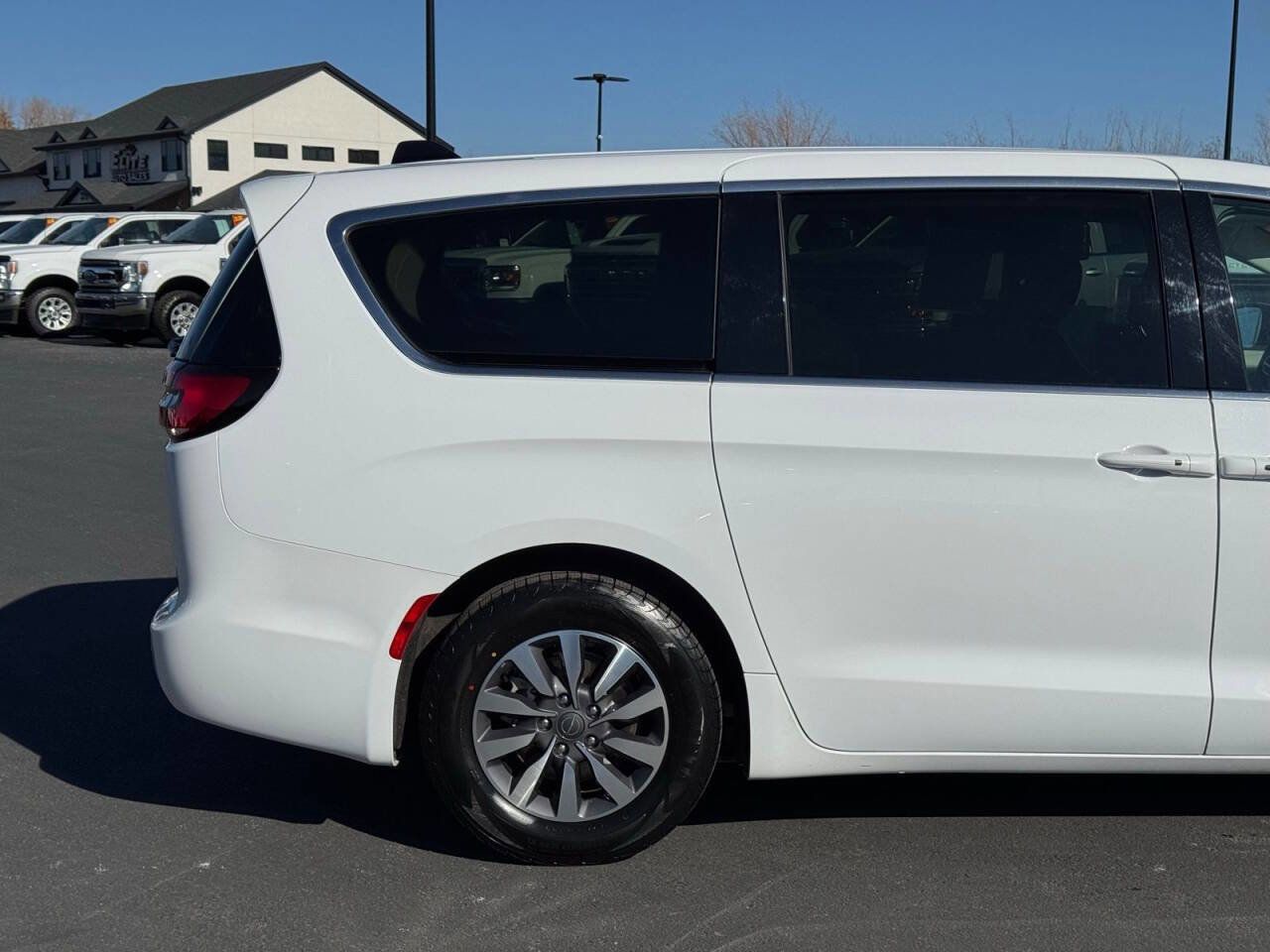 Used 2024 Chrysler Pacifica Limited image 5