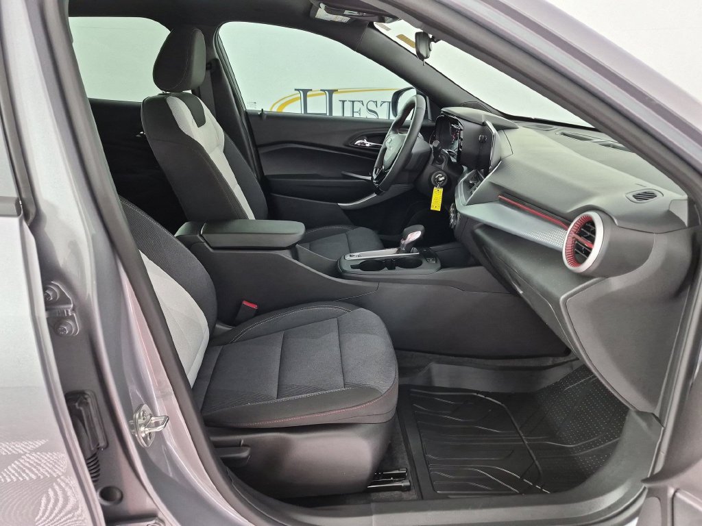 Used 2026 Chevrolet Trax RS w/ Sunroof Package FWD image 34