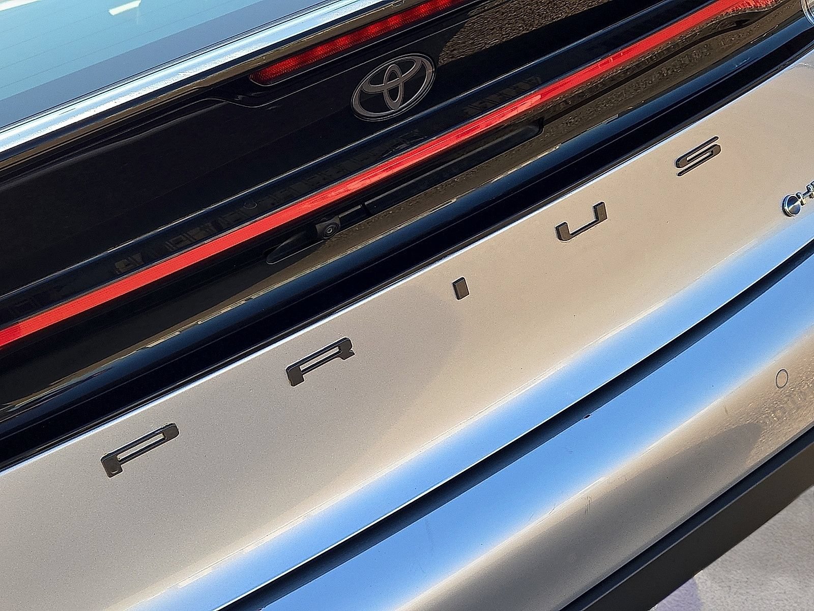 Used 2025 Toyota Prius LE FWD image 12