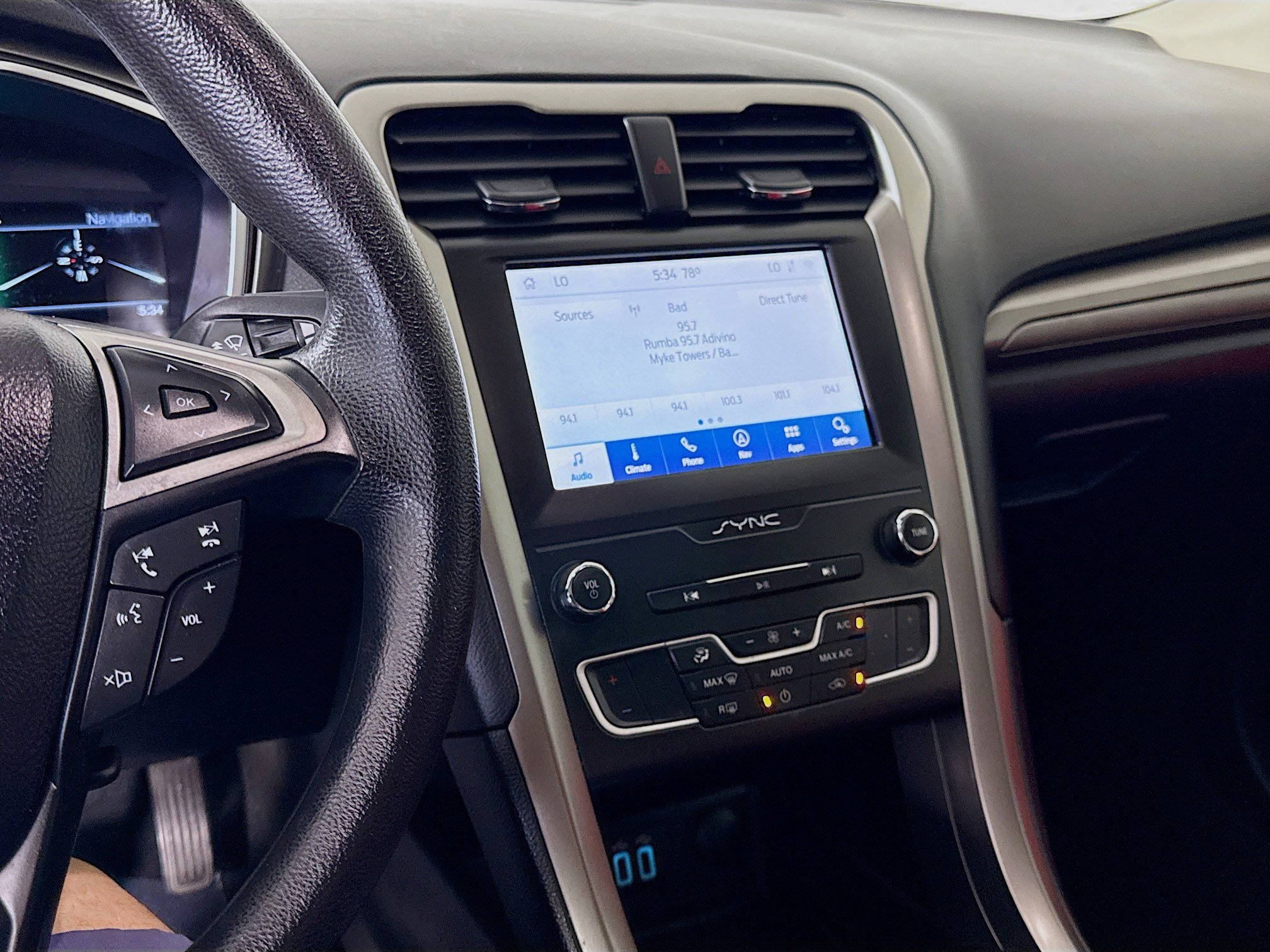 Used 2020 Ford Fusion SE image 18