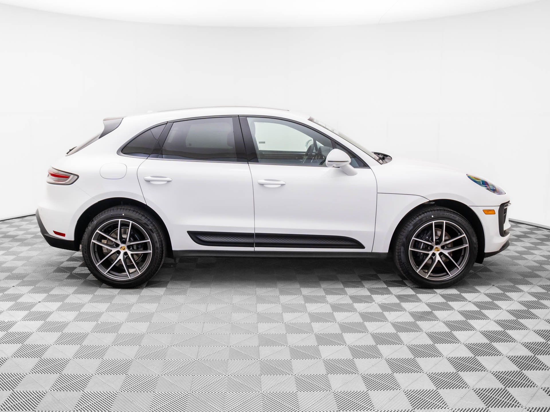 Certified 2026 Porsche Macan AWD/4WD image 7