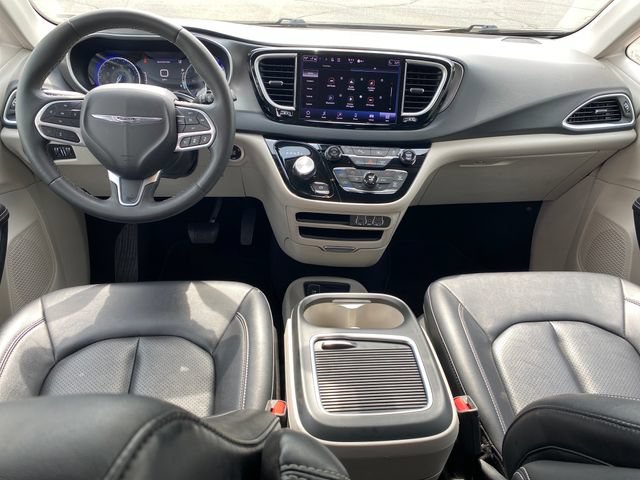 Used 2024 Chrysler Pacifica Touring-L FWD image 5