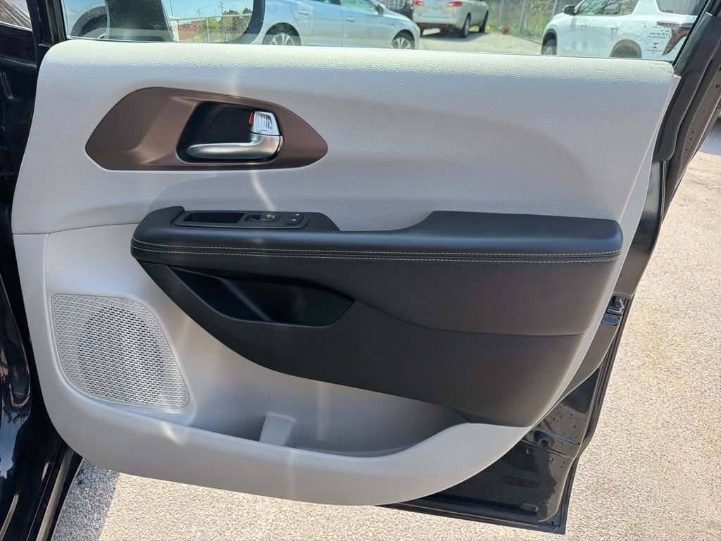Used 2023 Chrysler Voyager LX image 27