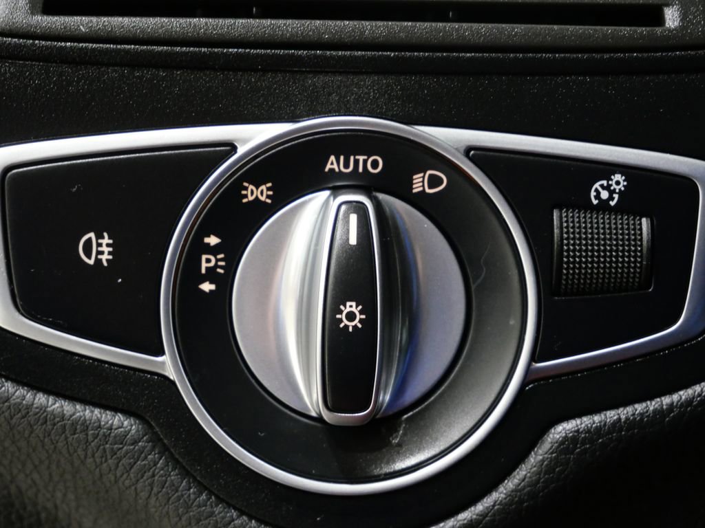 Used 2022 Mercedes-Benz GLC 300 4MATIC w/ AMG Line image 18